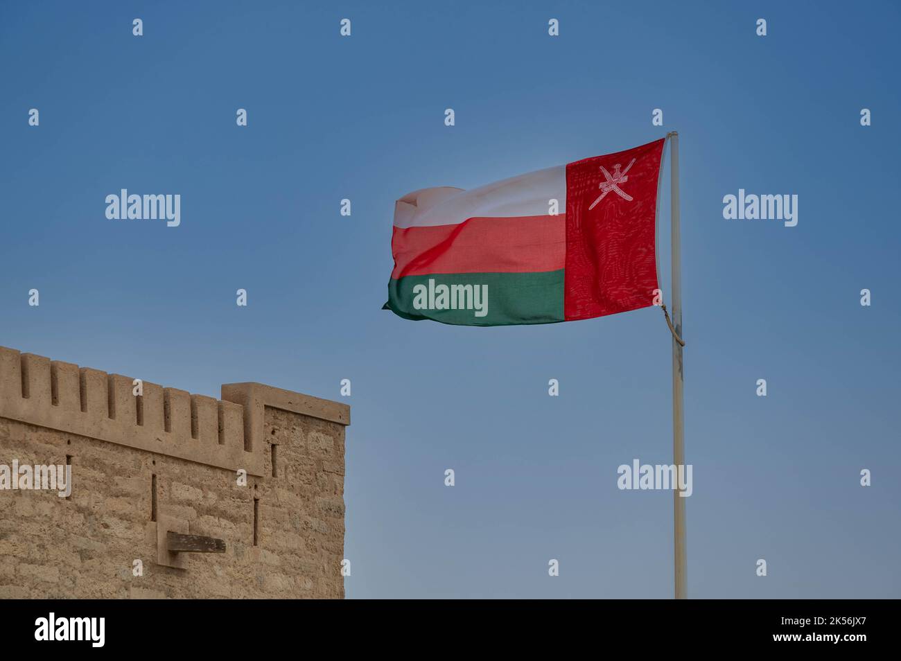 Bandiera di Omani sulla cima del Forte Mirbat vicino a Salalah, Oman Foto Stock