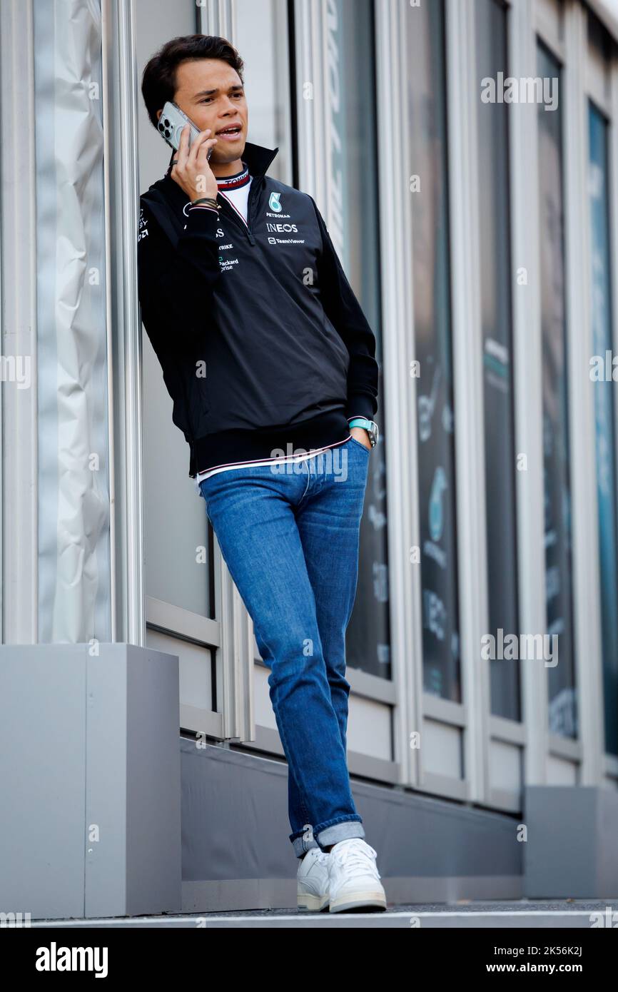 Circuito Internazionale di Suzuka 6/10/2022. Nick De Vries (NED) parla al telefono nel paddock. Credito corleve/Alamy Live News. Foto Stock