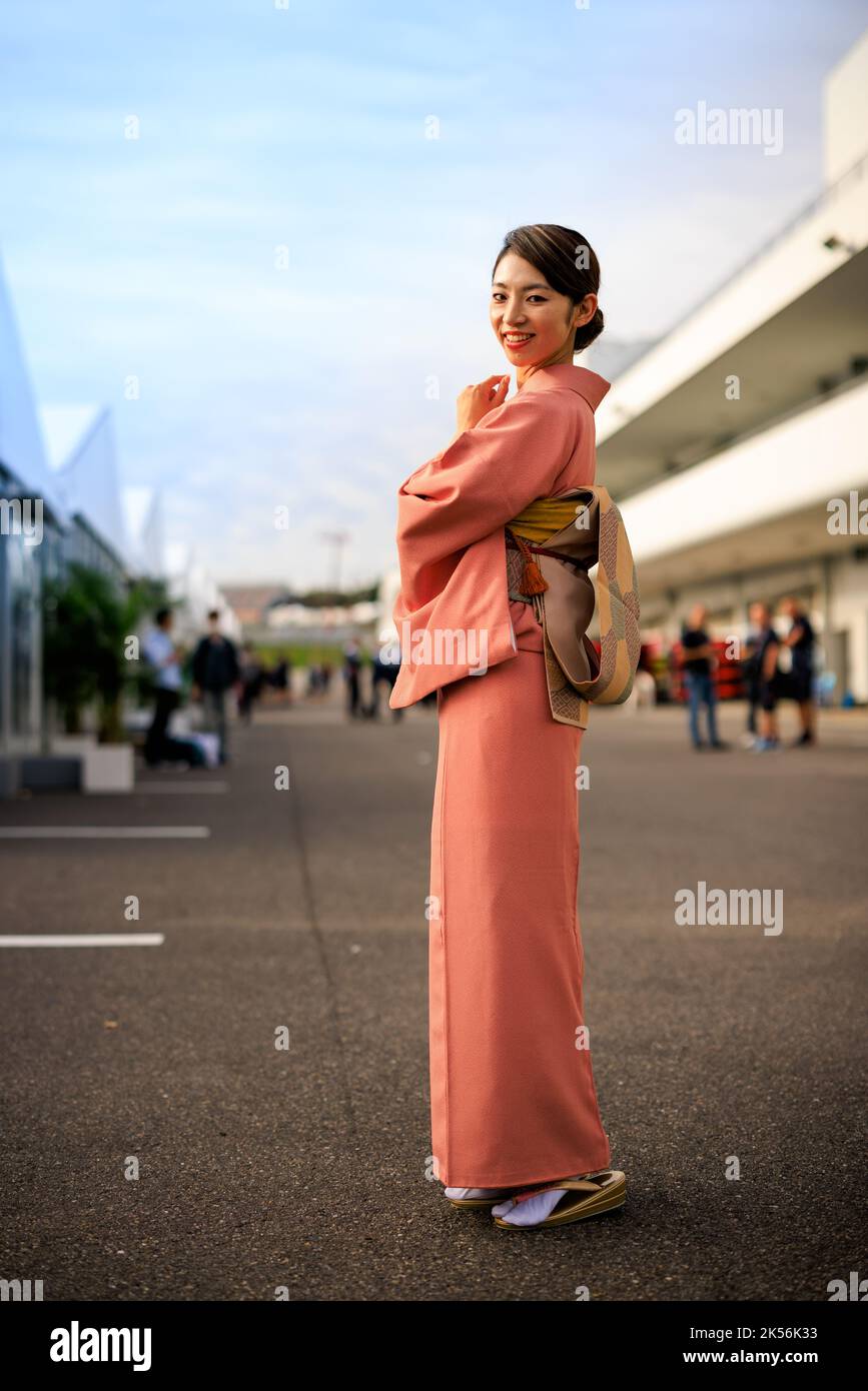 Circuito Internazionale di Suzuka 6/10/2022. Una ragazza in kimono giapponese tradizionale nel paddock. Credito corleve/Alamy Live News. Foto Stock