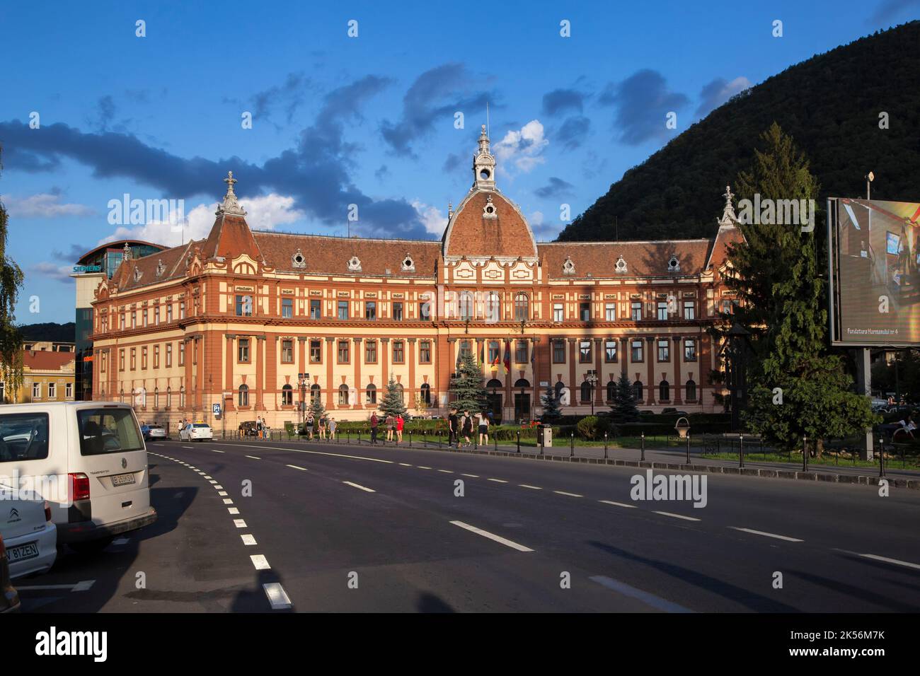 Facciata dell'edificio del Palazzo di Giustizia che attualmente ospita la Prefettura di Brasov, il Consiglio della Contea e la Corte d'appello. Foto Stock
