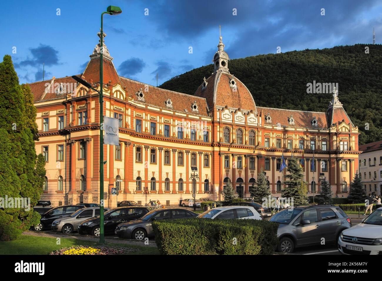 Facciata dell'edificio del Palazzo di Giustizia che attualmente ospita la Prefettura di Brasov, il Consiglio della Contea e la Corte d'appello. Foto Stock