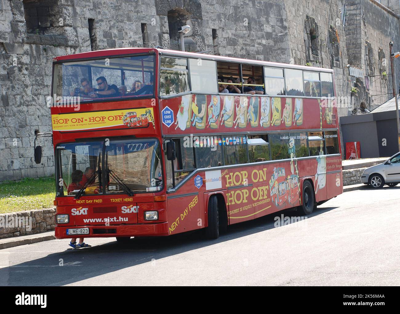 BUDAPEST-GIUGNO 20: Autobus con i turisti in visita alla Cittadella il 20 giugno 2011 a Budapest, Ungheria. Foto Stock