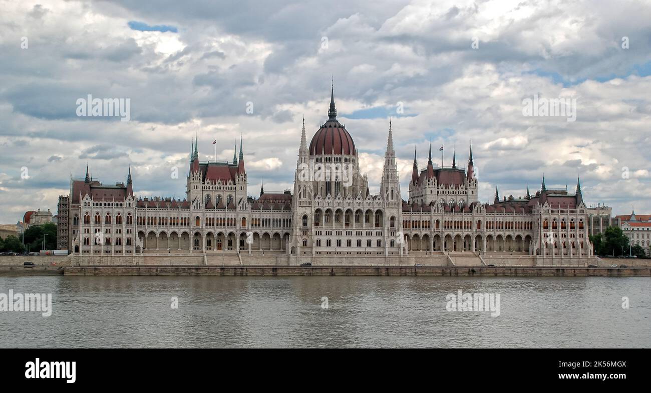 BUDAPEST-GIUGNO 20: Vista del parlamento ungherese il 20 giugno 2011 a Budapest, Ungheria. Foto Stock