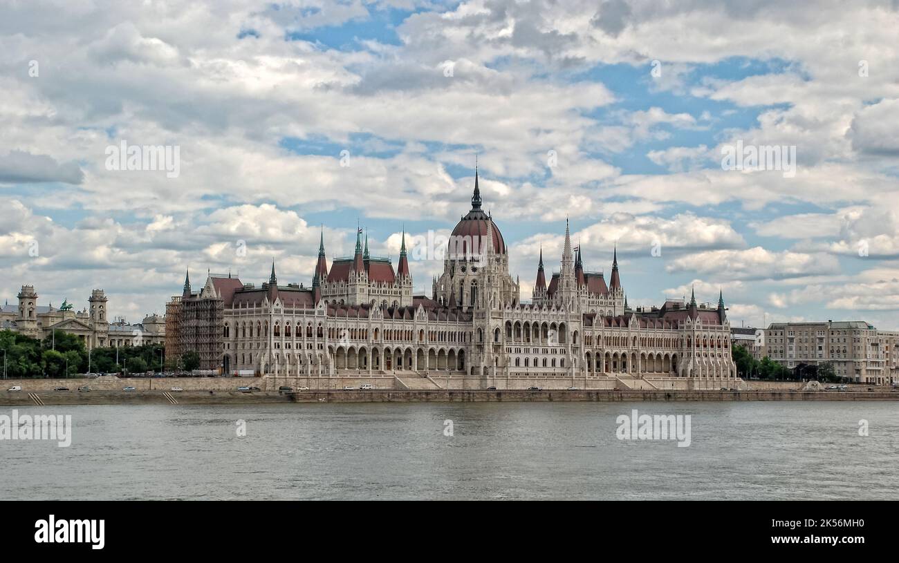 BUDAPEST-GIUGNO 20: Vista del parlamento ungherese il 20 giugno 2011 a Budapest, Ungheria. Foto Stock