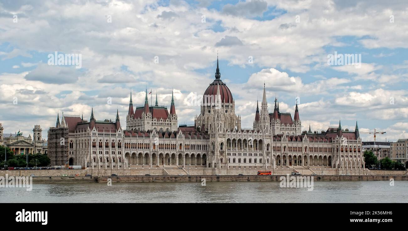 BUDAPEST-GIUGNO 20: Vista del parlamento ungherese il 20 giugno 2011 a Budapest, Ungheria. Foto Stock