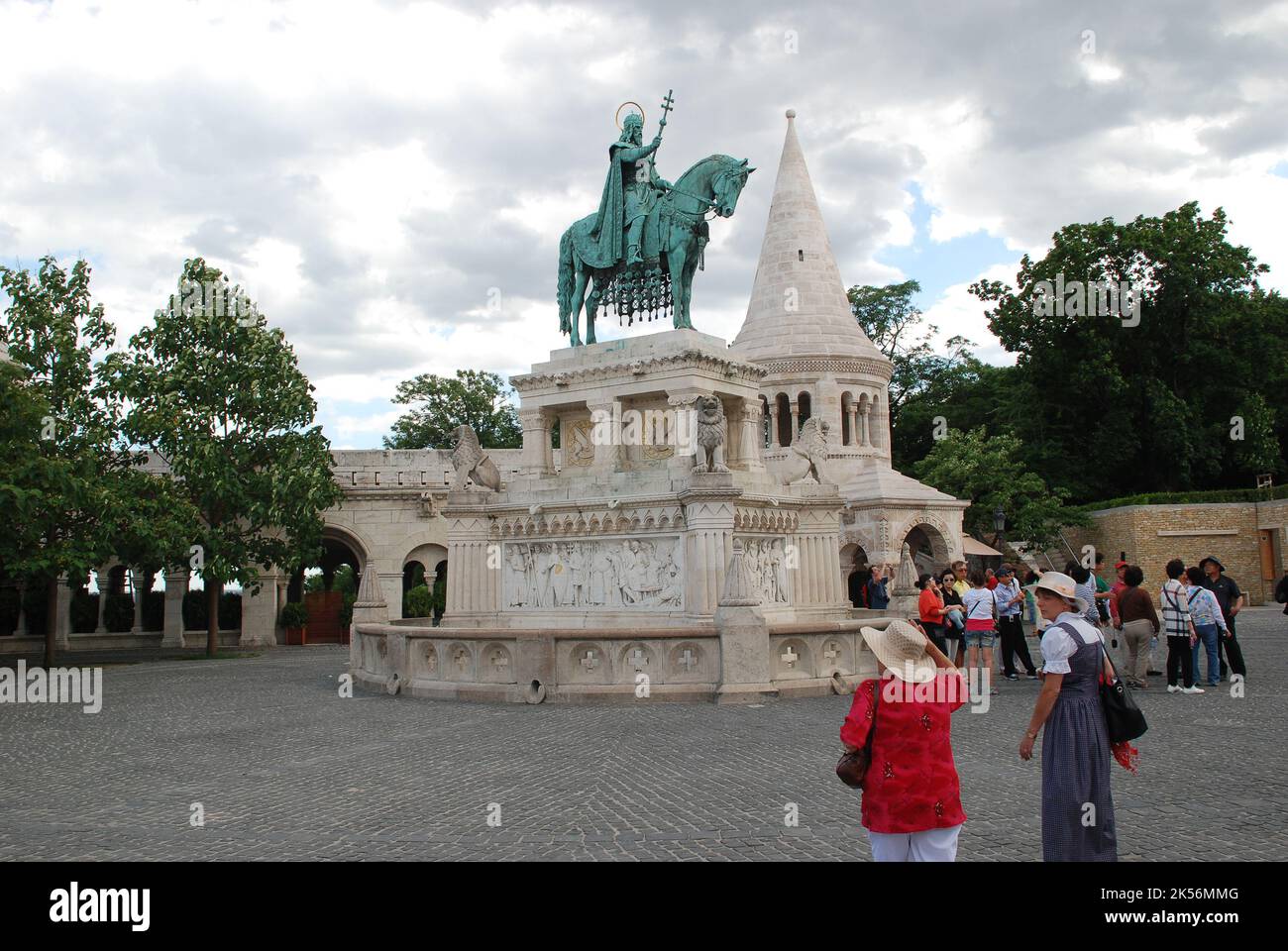 Budapest, Ungheria - 21 giugno 2011: Monumento al re Stefano nel Bastione di pesca di Budapest Foto Stock