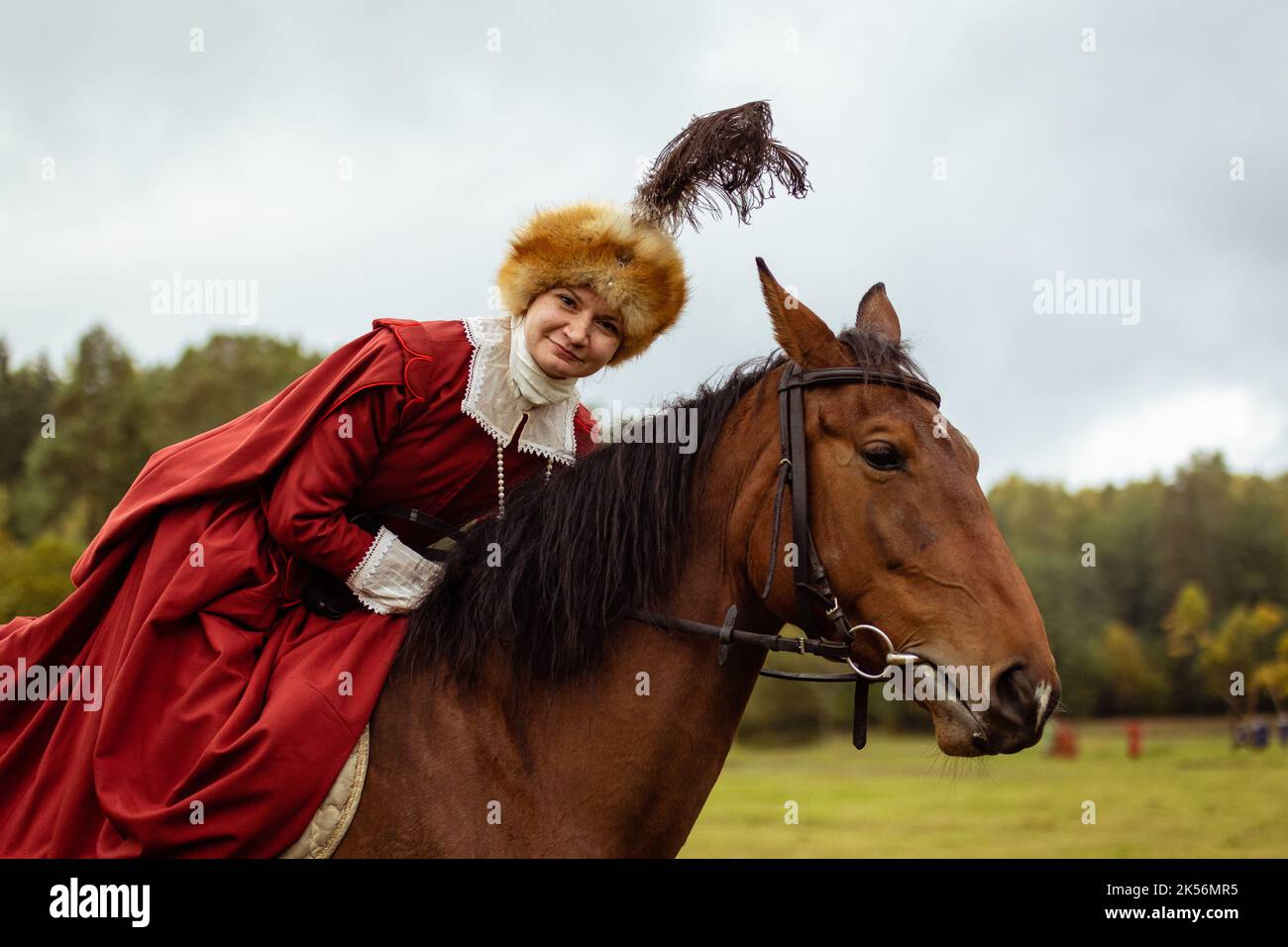 Ritratto di una femmina equestre i a cavallo. La donna è vestita in un costume - una copia del vestito europeo del 17th ° secolo Foto Stock
