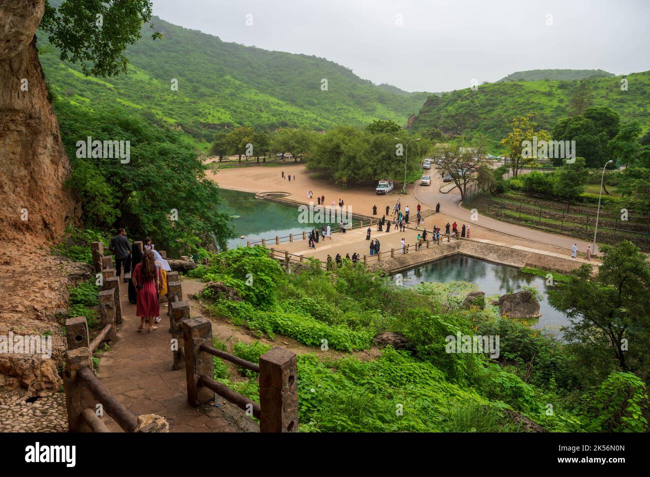 Ayn Razat durante la stagione delle piogge autunnali o khajef. Cascata e piscina naturale vicino a Salalah, Oman Foto Stock