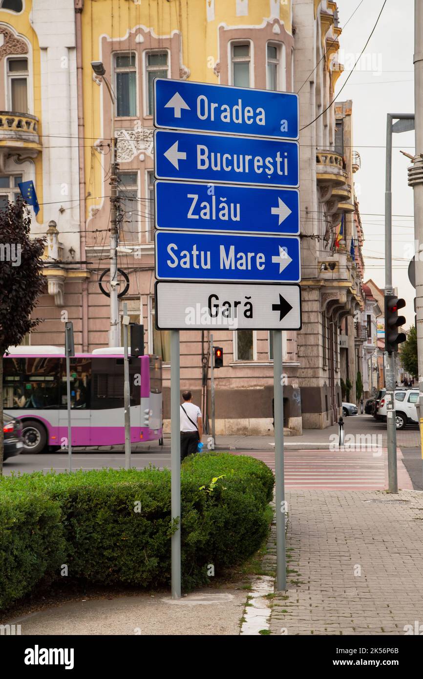 CLUJ-NAPOCA, TRANSILVANIA, ROMANIA – 21 AGOSTO 2018: Indicazioni stradali in centro in Cluj Napoca, Transilvania, Romania. Foto Stock