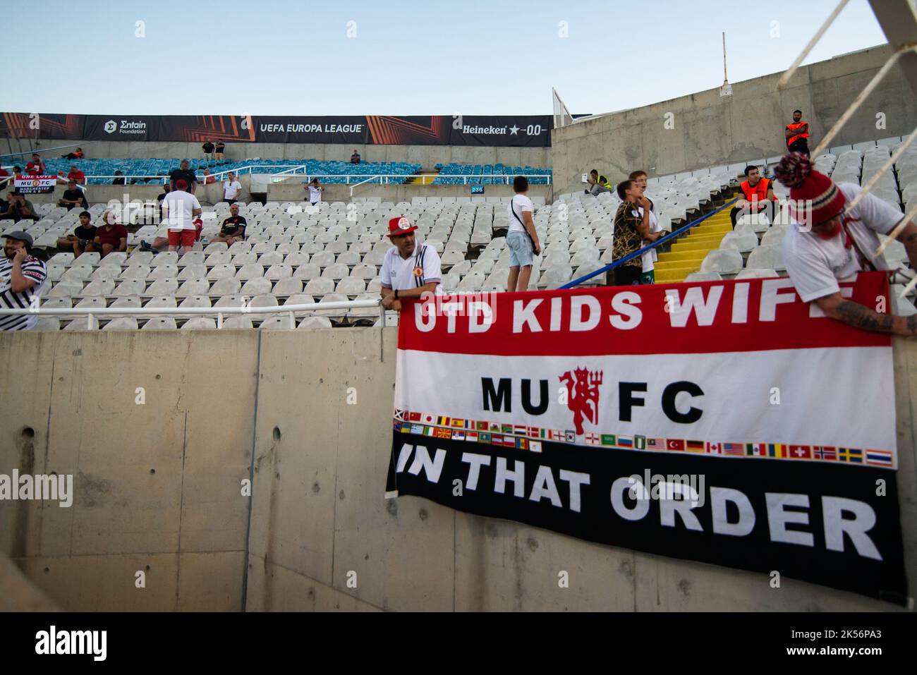 UEFA EUROPA LEAGUE, PALCOSCENICO DI GRUPPO, OMOIA-MANCHESTER UNITED, GSP STADIUM, NICOSIA, 06.10.2022, I FAN DI MANU HANNO MESSO UNA BANDIERA AL GSP STADIUM Foto Stock