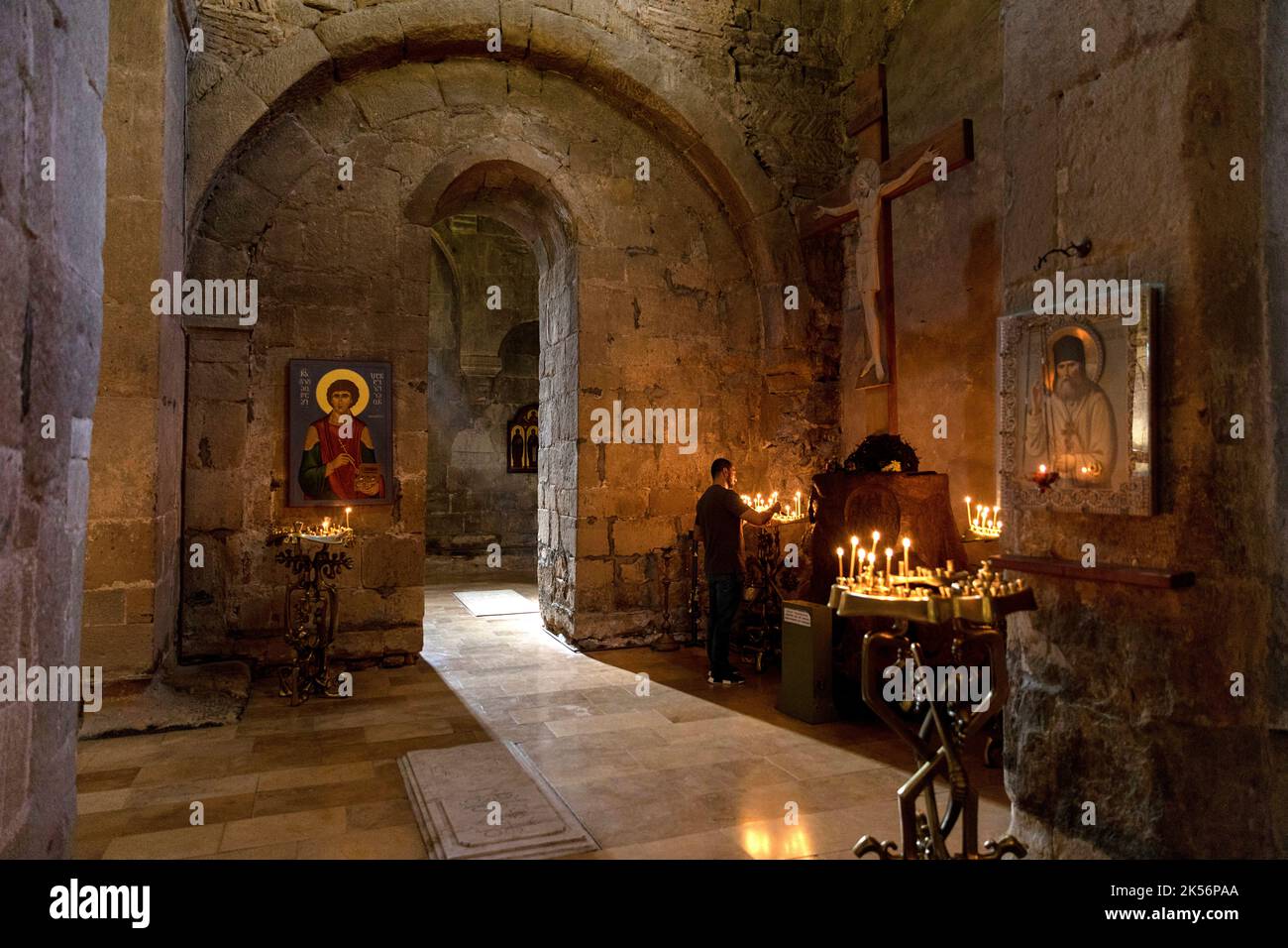 Vacanze di Pasqua, un uomo che illumina una candela, festeggia la pasqua nella bellissima Cattedrale di Svetitskhoveli, Chiesa ortodossa georgiana vicino a Tbilisi in Georgia Foto Stock