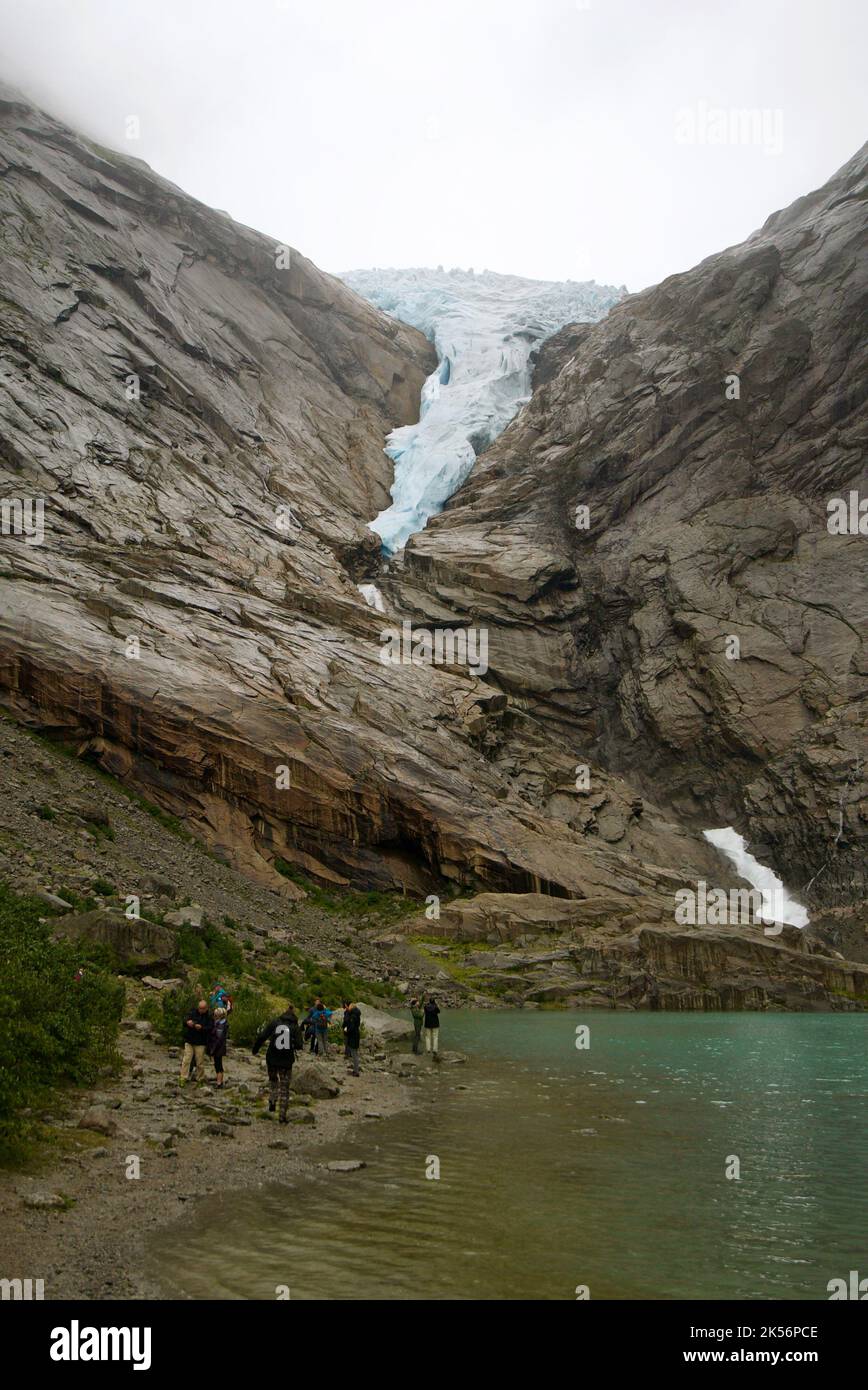 Turisti al ghiacciaio di Briksdal e al parco nazionale del ghiacciaio di Jostedalsbreen, Briksdalsbreen, Norvegia, 2022. Foto Stock