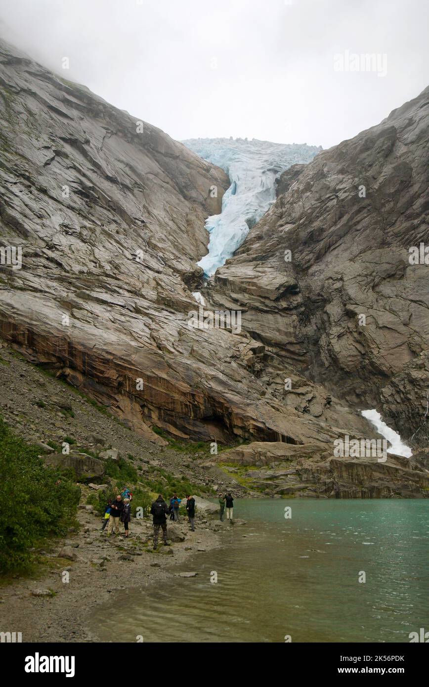 Turisti al ghiacciaio di Briksdal e al parco nazionale del ghiacciaio di Jostedalsbreen, Briksdalsbreen, Norvegia, 2022. Foto Stock