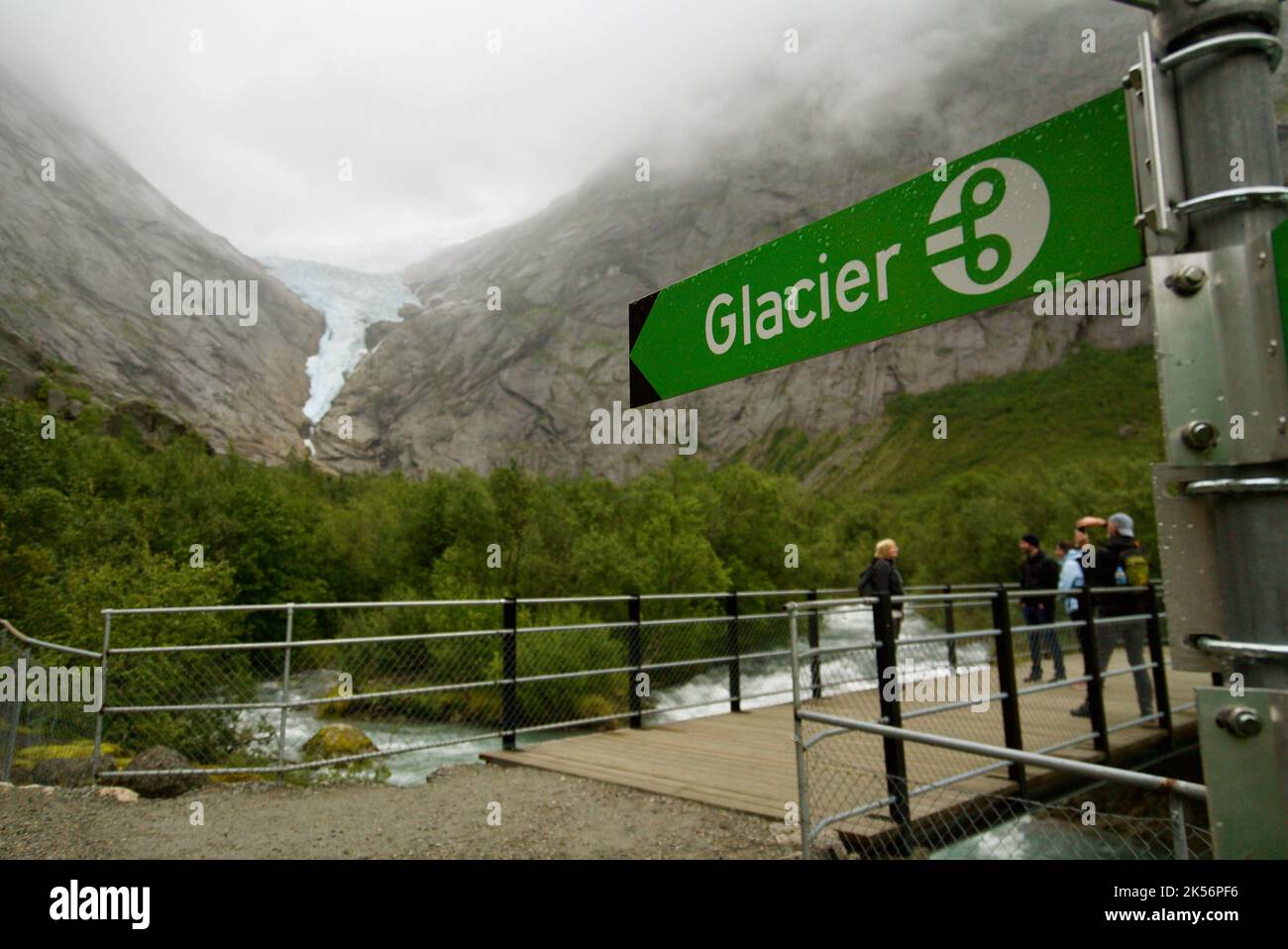 Un cartello che indica il ghiacciaio di Briksdal/Briksdalsbreen al Jostedalsbreen/Jostedal Glacier National Park, Norvegia. Segnale per il ghiacciaio #Briksdal. Foto Stock