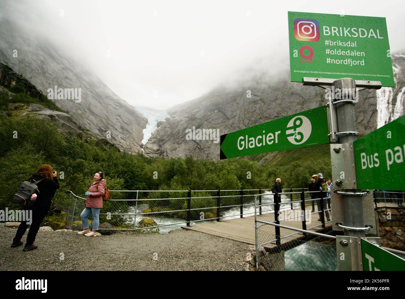 Un cartello che indica il ghiacciaio di Briksdal/Briksdalsbreen al Jostedalsbreen/Jostedal Glacier National Park, Norvegia. Segnale per il ghiacciaio #Briksdal. Foto Stock