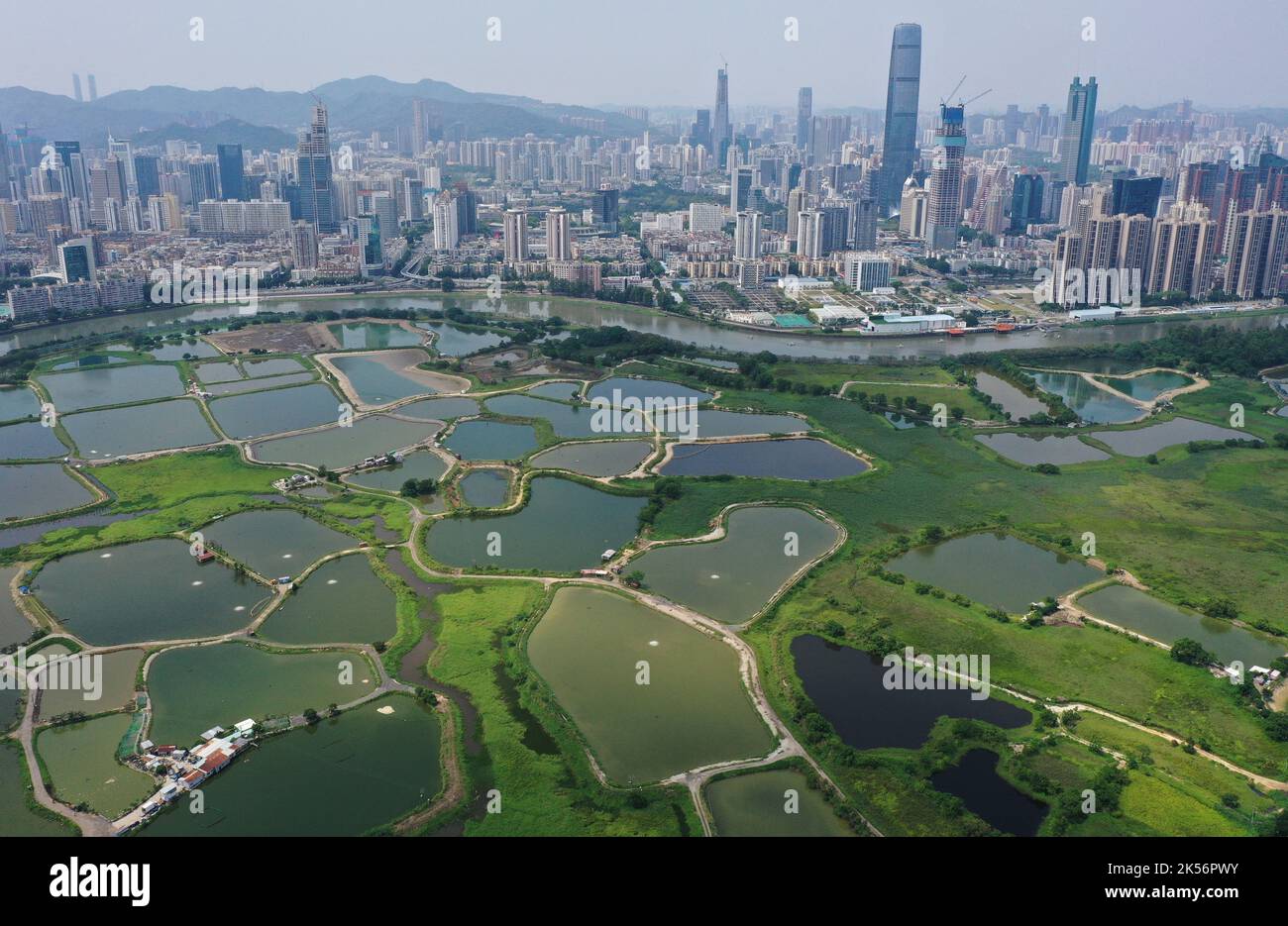 Una vista generale del Lok ma Chau Check Point al confine nord-occidentale di Hong Kong. Il piano quinquennale 14th indica un chiaro sostegno allo sviluppo di Hong Kong in un hub internazionale di innovazione e tecnologia (i&T) e include il Loop Shenzhen-Hong Kong come una delle quattro principali piattaforme di cooperazione nell'area della baia maggiore di Guangdong-Hong Kong-Macao (GBA). Foto di ma Tso Lung in Lok ma Chau. 03MAY22. SCMP / TSE di maggio Foto Stock