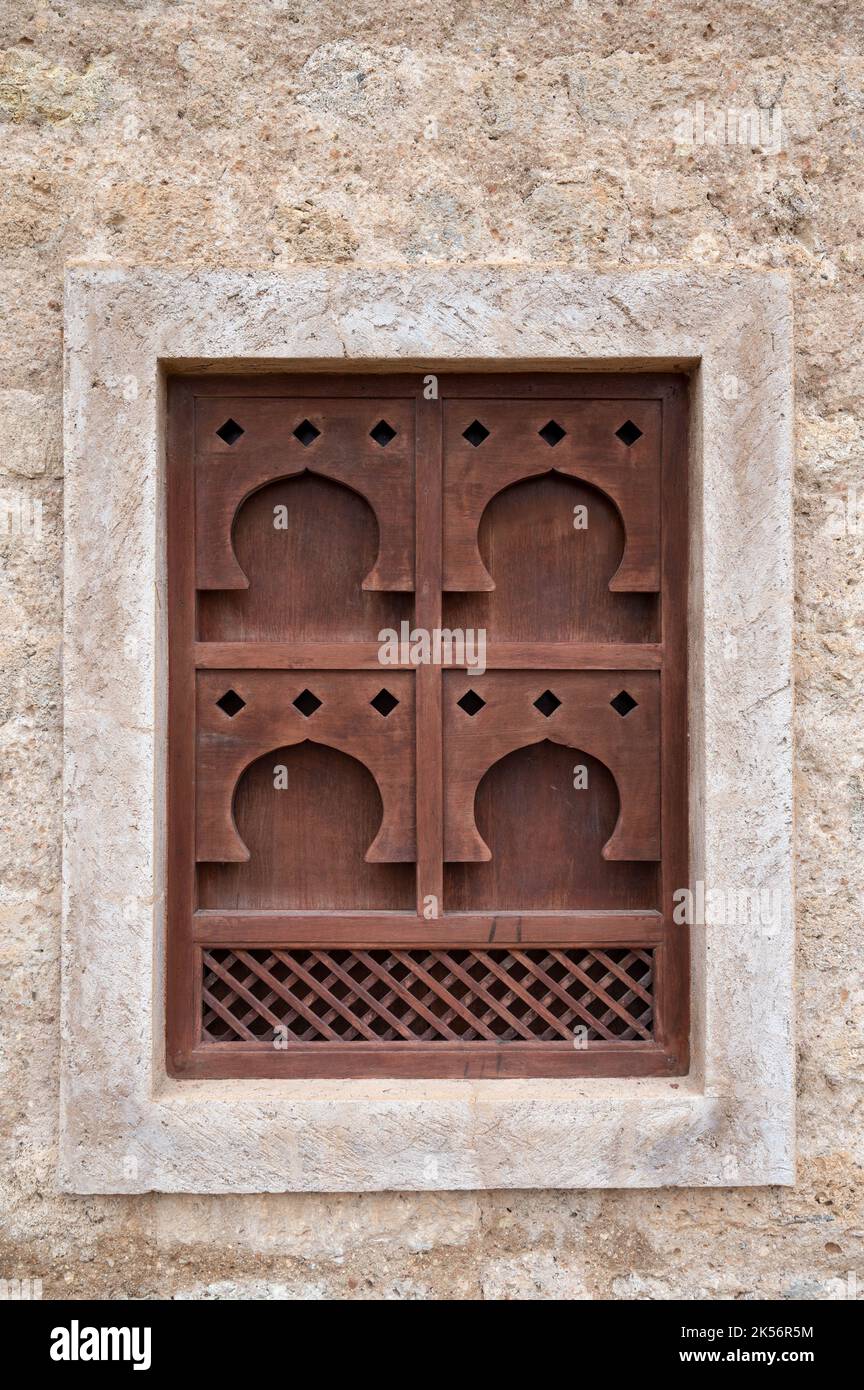 Persiane tradizionali islamiche in legno sul Forte Mirbat, Salalah, Oman Foto Stock