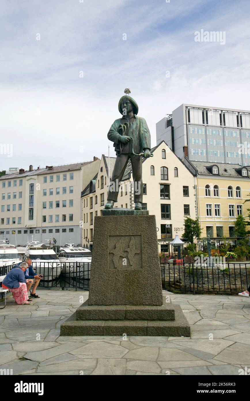 Ålesund: Statua del ragazzo di Skarungen fisher ad Alesund, Norvegia. Scultura monumentale dedicata all'industria della pesca norvegese. Statua del pescatore Alesund. Foto Stock