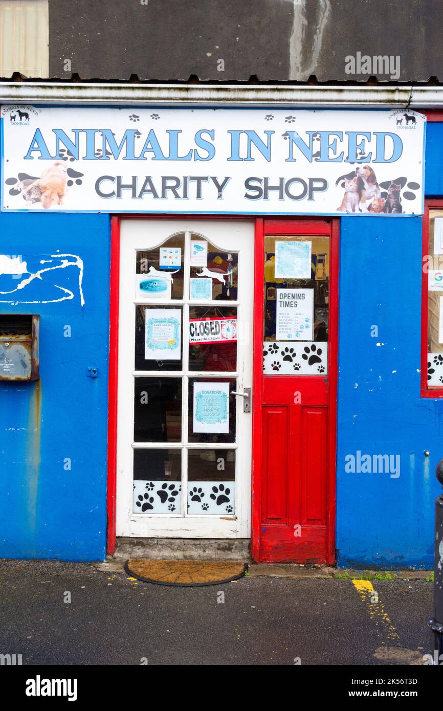 Facciata di animali in bisogno negozio di beneficenza a Donegal Town, Contea di Donegal, Irlanda Foto Stock