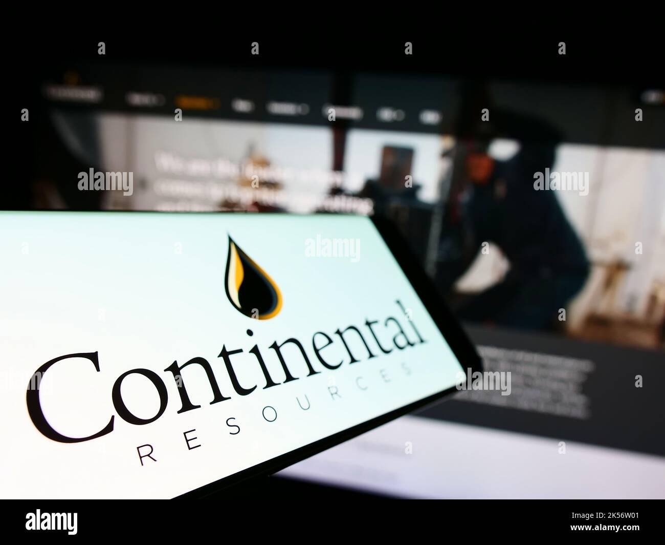 Smartphone con logo della società petrolifera americana Continental Resources Inc. Sullo schermo davanti al sito Web. Messa a fuoco a sinistra del display del telefono. Foto Stock