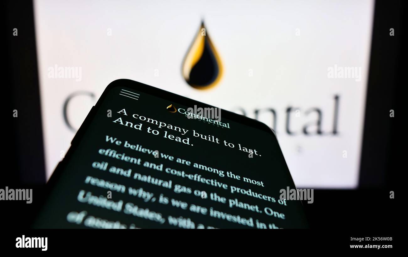 Telefono cellulare con sito web della società petrolifera statunitense Continental Resources Inc. Sullo schermo davanti al logo. Messa a fuoco in alto a sinistra del display del telefono. Foto Stock