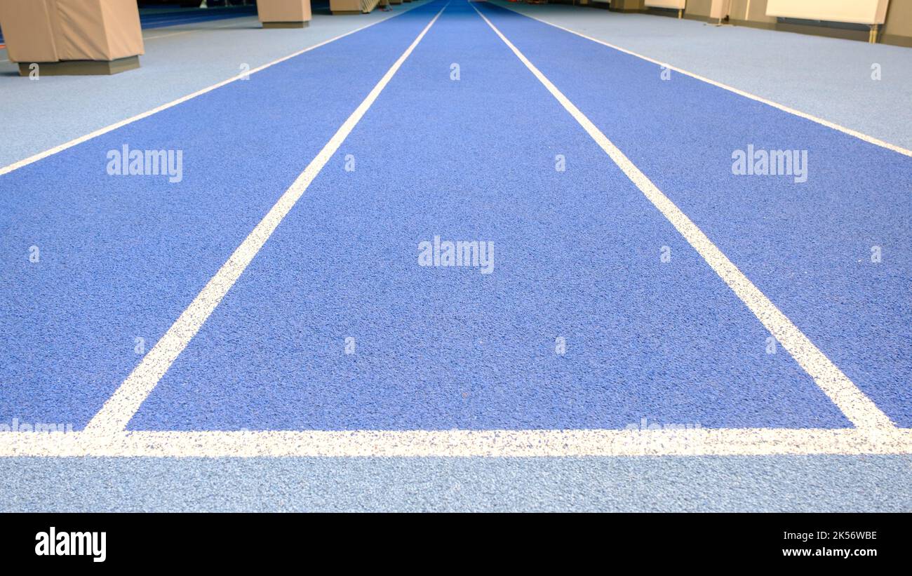 Stadio vuoto. Sedili colorati. Fila di sedili. Tapis roulant presso lo stadio. Tapis roulant blu. Foto Stock