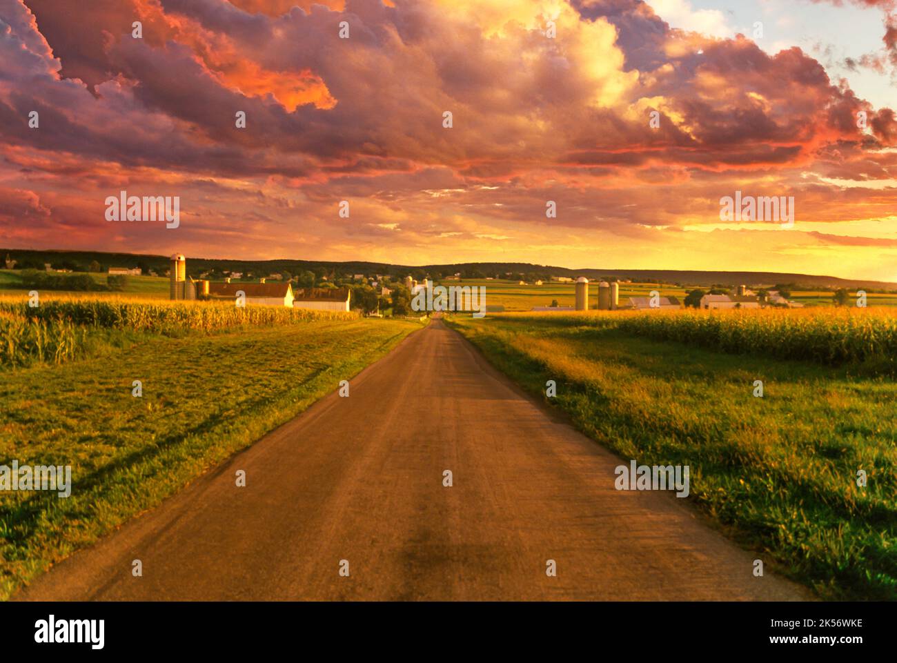 STRADA VUOTA RURALE LANCASTER COUNTY PENNSYLVANIA USA Foto Stock