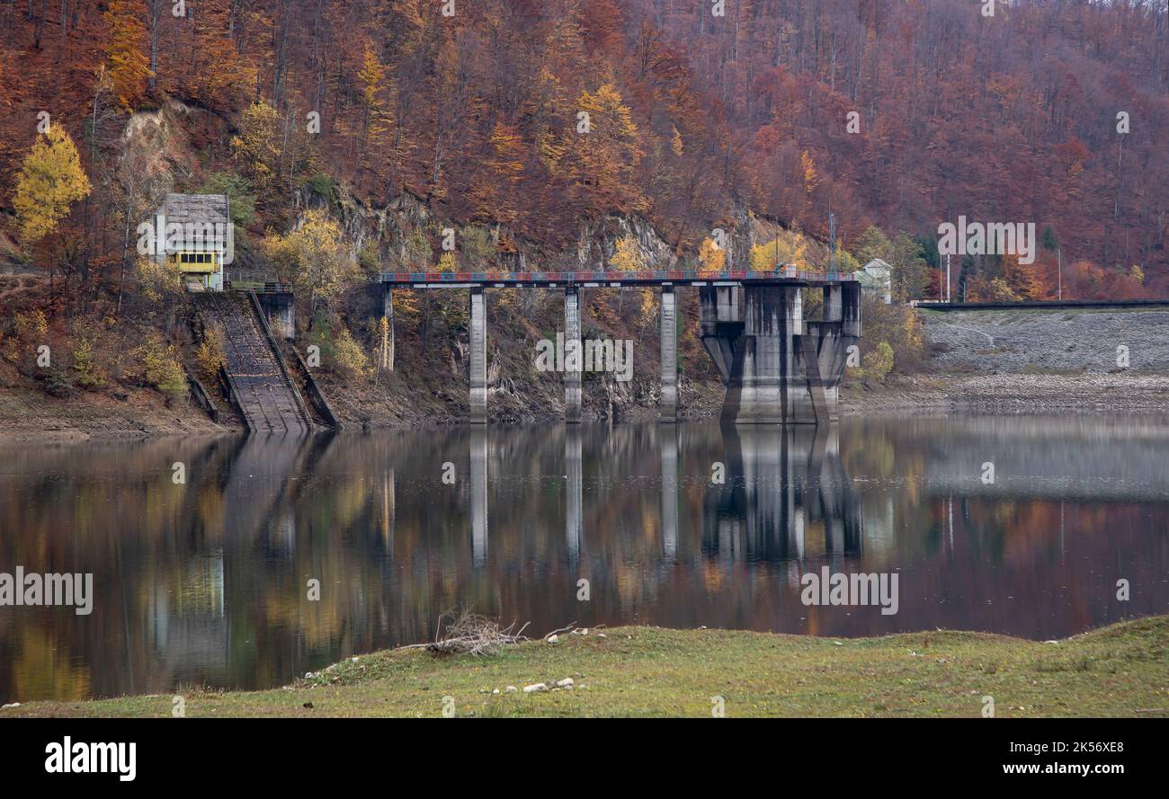 Valea Mare, Gorj, Romania – 04 novembre 2021: La diga della Grande Valle ( Valea Mare ) si riflette nel lago di accumulo. Foto Stock