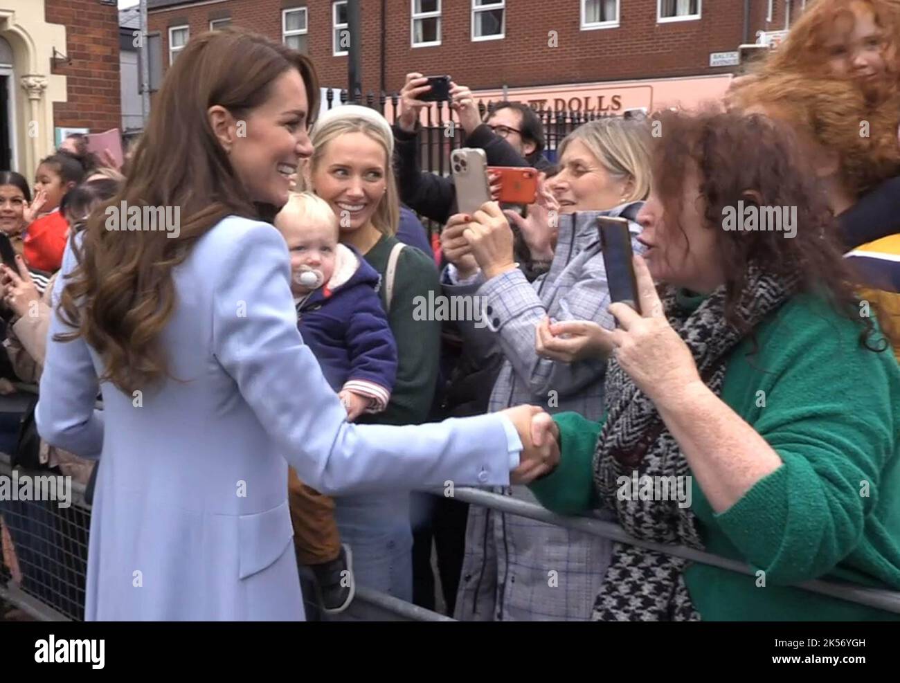 LA MIGLIORE QUALITÀ DISPONIBILE PA video presa della principessa del Galles scuotendo le mani con una donna che la sfidò suggerendo Kate non era nel suo paese, durante un incontro improvvisato e saluto con le persone nel nord di Belfast, come parte di una visita in Irlanda del Nord. Data immagine: Giovedì 6 ottobre 2022. Foto Stock