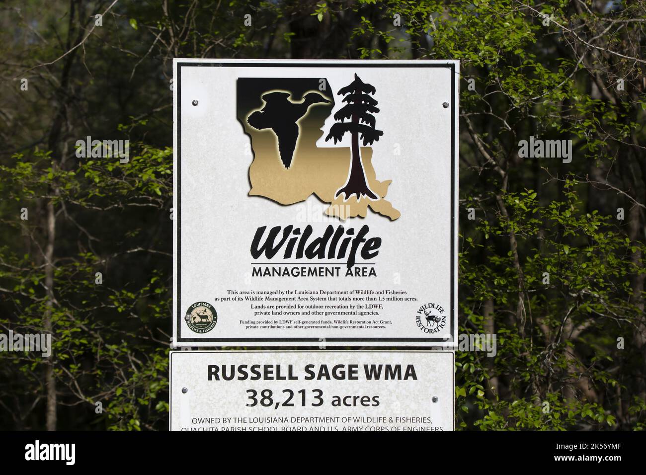 RUSSELL SAGE WILDLIFE MANAGEMENT AREA, MONROE, LOUISIANA/USA – 03 2021 APRILE: Cartello del Louisiana Department of Wildlife and Fisheries che segna l'ingresso Foto Stock