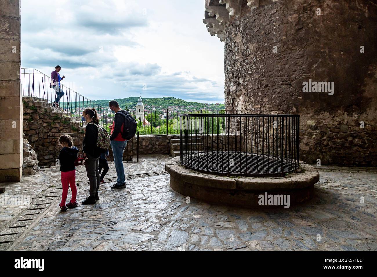 La fontana del Castello di Hunedoara, noto anche come Castello Corvin o Castello Hunyadi a Hunedoara, Romania Foto Stock