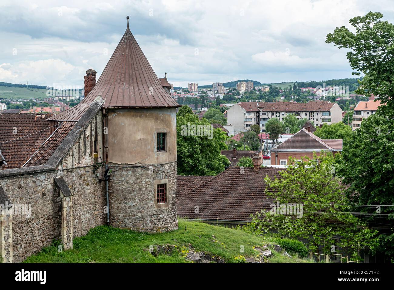 HUNEDOARA, TRANSILVANIA, ROMANIA - 31 MAGGIO 2021: Una delle torri del Castello di Hunedoara, conosciuto anche un Castello Corvin o Castello Hunyadi in Hunedoar Foto Stock