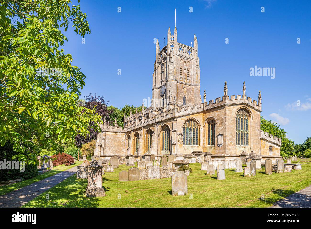 Chiesa di St Mary nella città di Fairford, Gloucestershire, Inghilterra, Regno Unito, Cotswold, famosa per le sue vetrate colorate. Foto Stock
