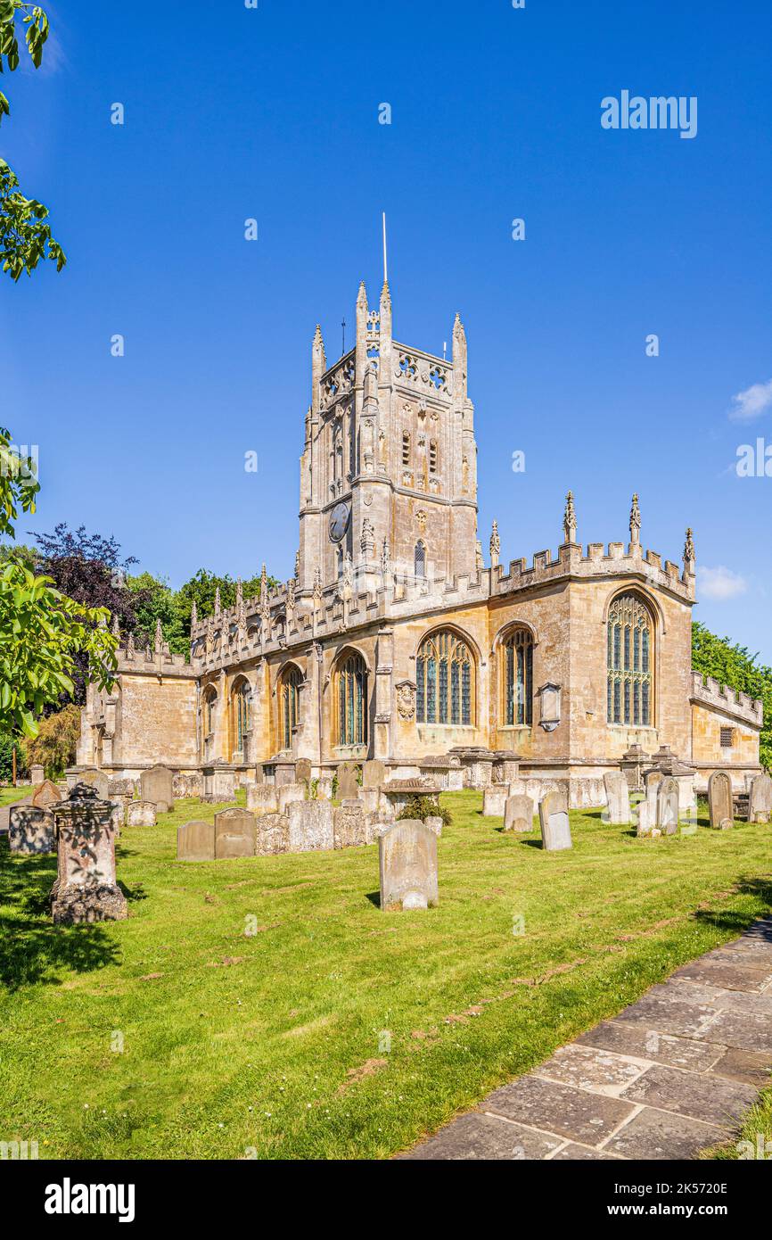 Chiesa di St Mary nella città di Fairford, Gloucestershire, Inghilterra, Regno Unito, Cotswold, famosa per le sue vetrate colorate. Foto Stock