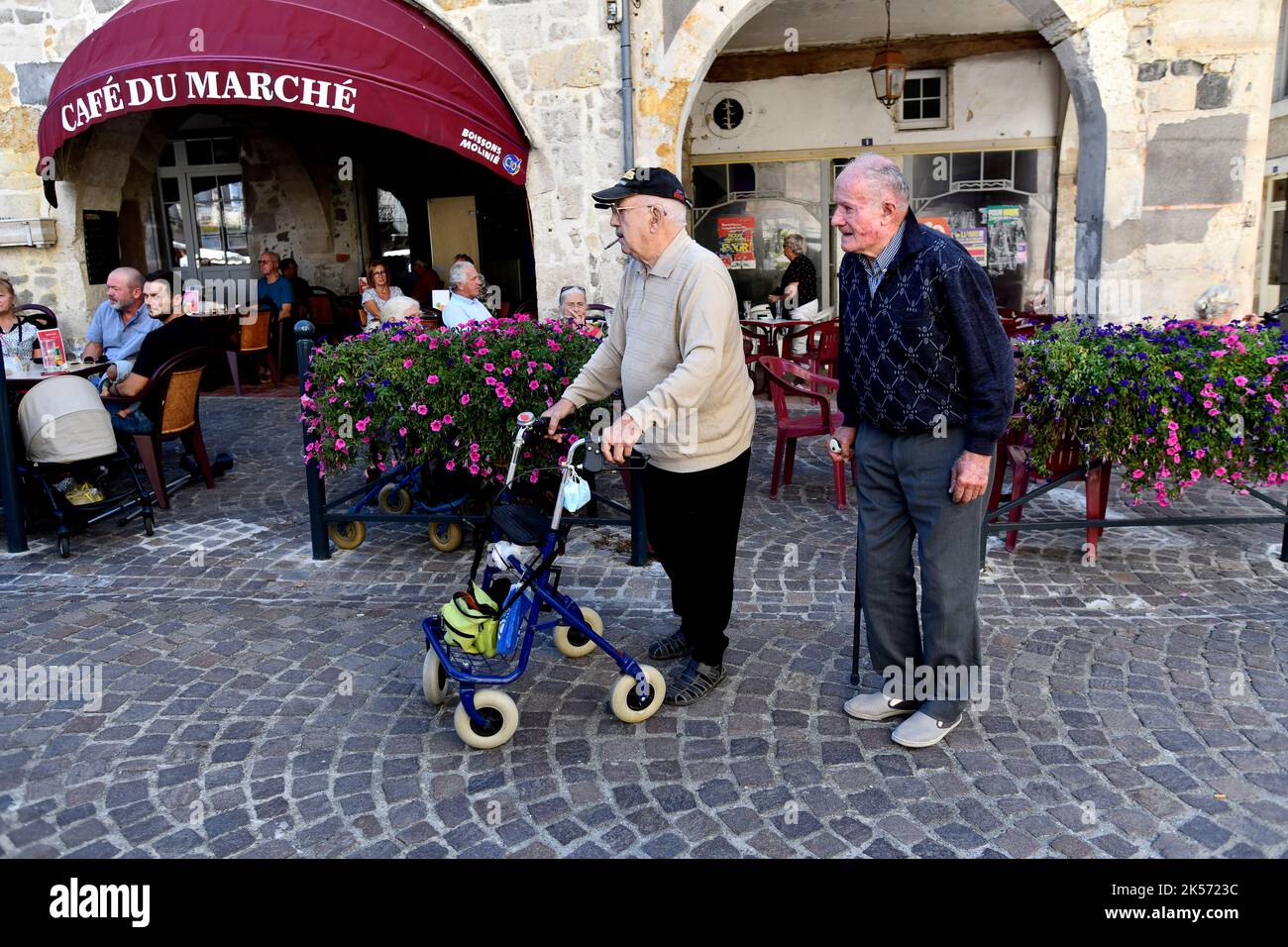 Due anziani francesi fuori per una passeggiata domenicale nel dipartimento Lot-et-Garonne, nel sud-ovest della Francia Foto Stock