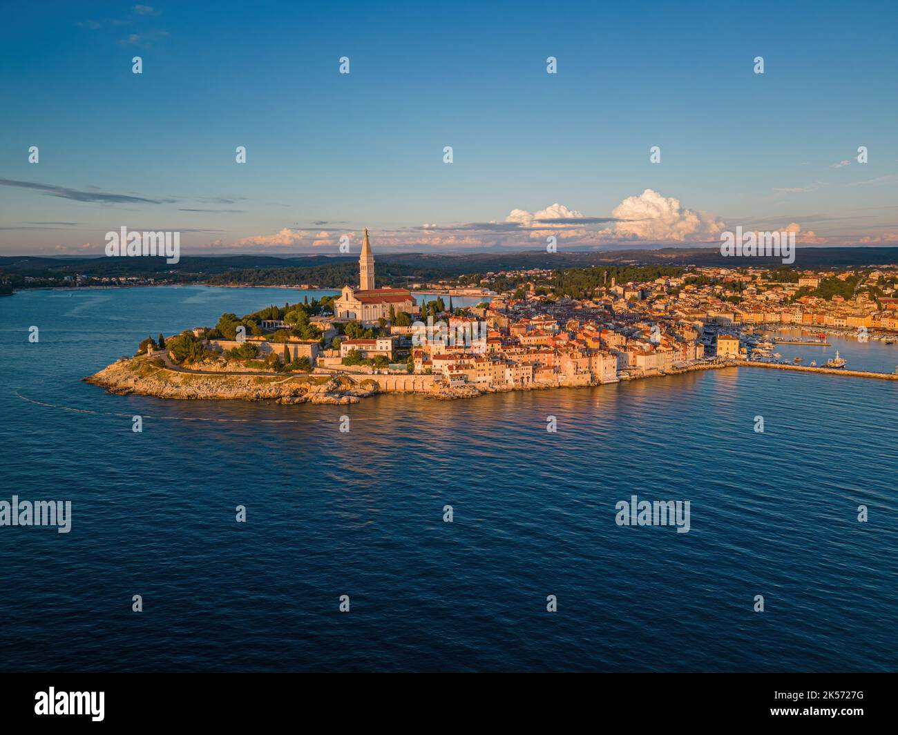 Chiesa di Sant'Eufemia campanile che domina la città di Rovigno circondato dal mare. Foto Stock