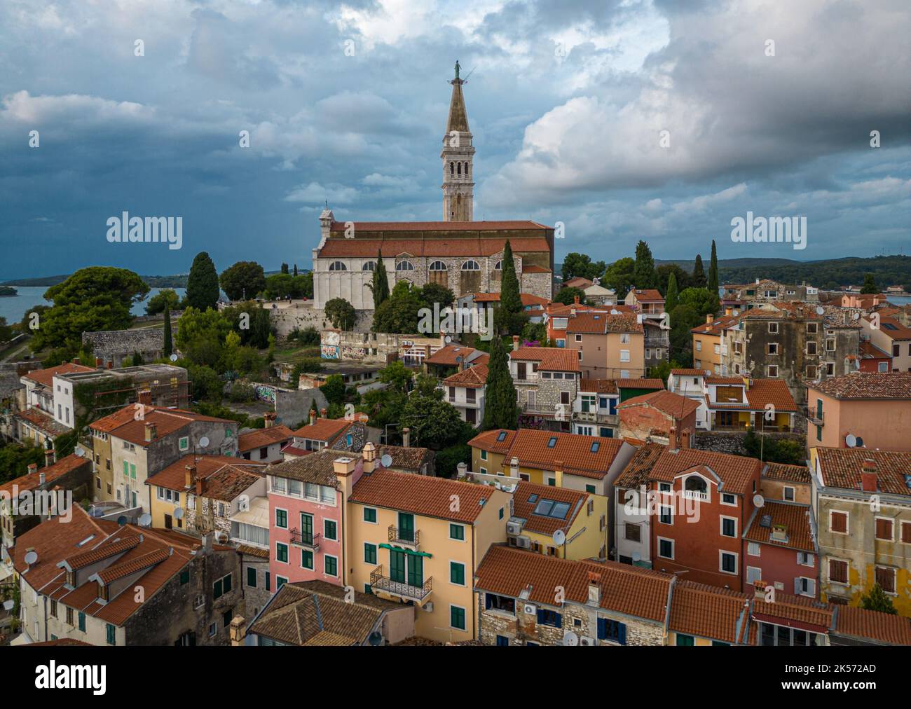 Chiesa di Sant'Eufemia campanile che domina la città di Rovigno circondato dal mare. Foto Stock