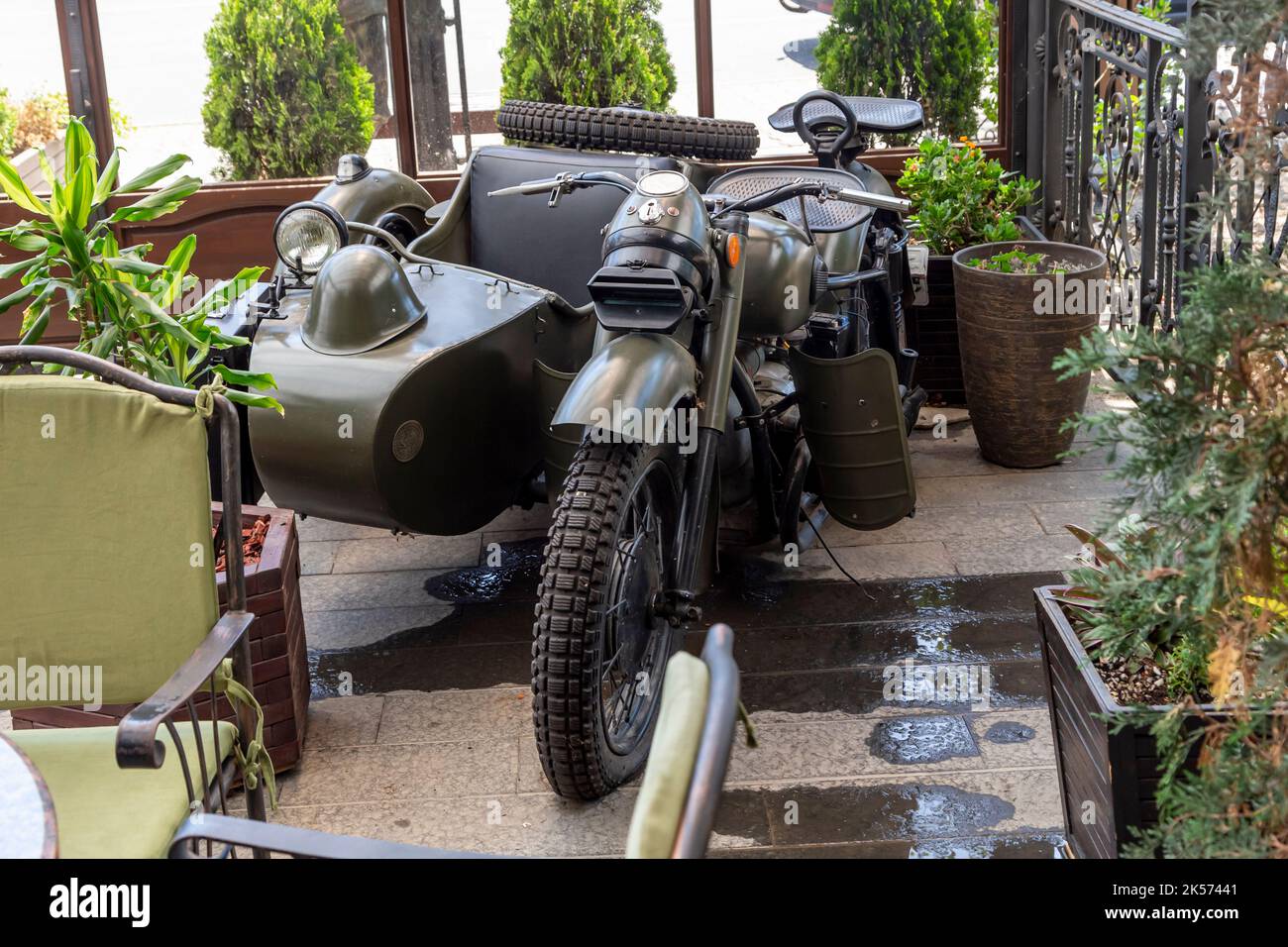 Vecchia motocicletta dell'equipaggiamento dell'esercito sovietico, esposta come decorazione al ristorante Vintage di Hunedoara, Transilvania, Romania. Foto Stock