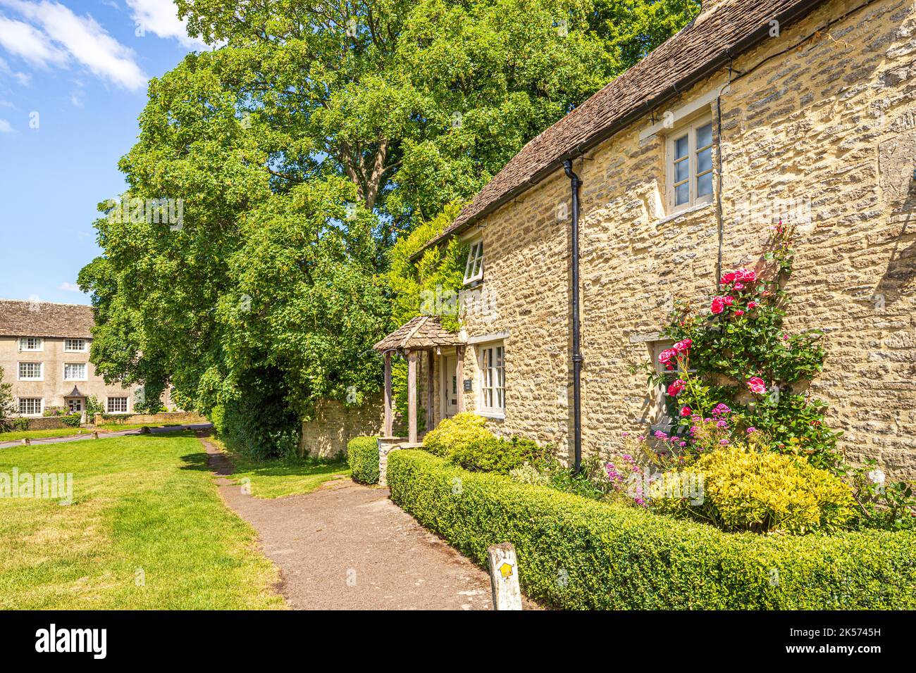 Tradizionali cottage in pietra sul verde nel villaggio Cotswold di Meysey Hampton, Gloucestershire, Inghilterra UK Foto Stock