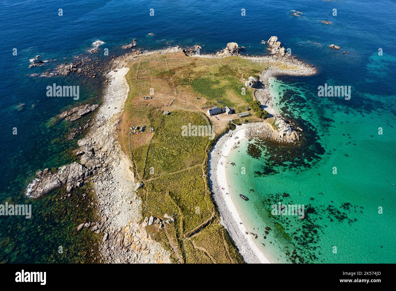 Francia, Finistere, Pays des Abers, Costa delle Legende (cote des Légendes), arcipelago di Lilia, Plouguerneau, Isola di Stagadon all'ingresso di Aber Wrac'h (vista aerea) Foto Stock