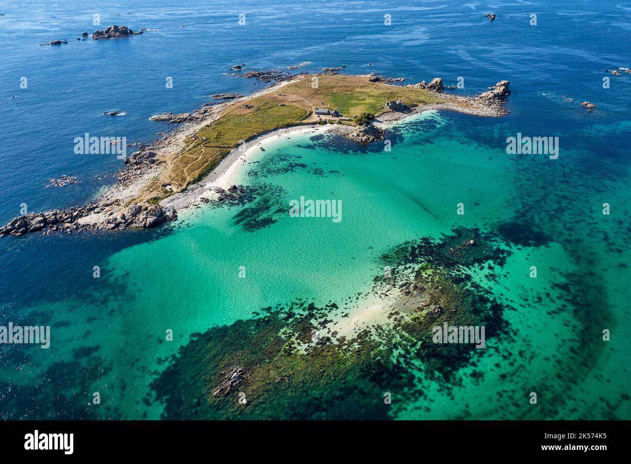 Francia, Finistere, Pays des Abers, Costa delle Legende (cote des Légendes), arcipelago di Lilia, Plouguerneau, Isola di Stagadon all'ingresso di Aber Wrac'h (vista aerea) Foto Stock