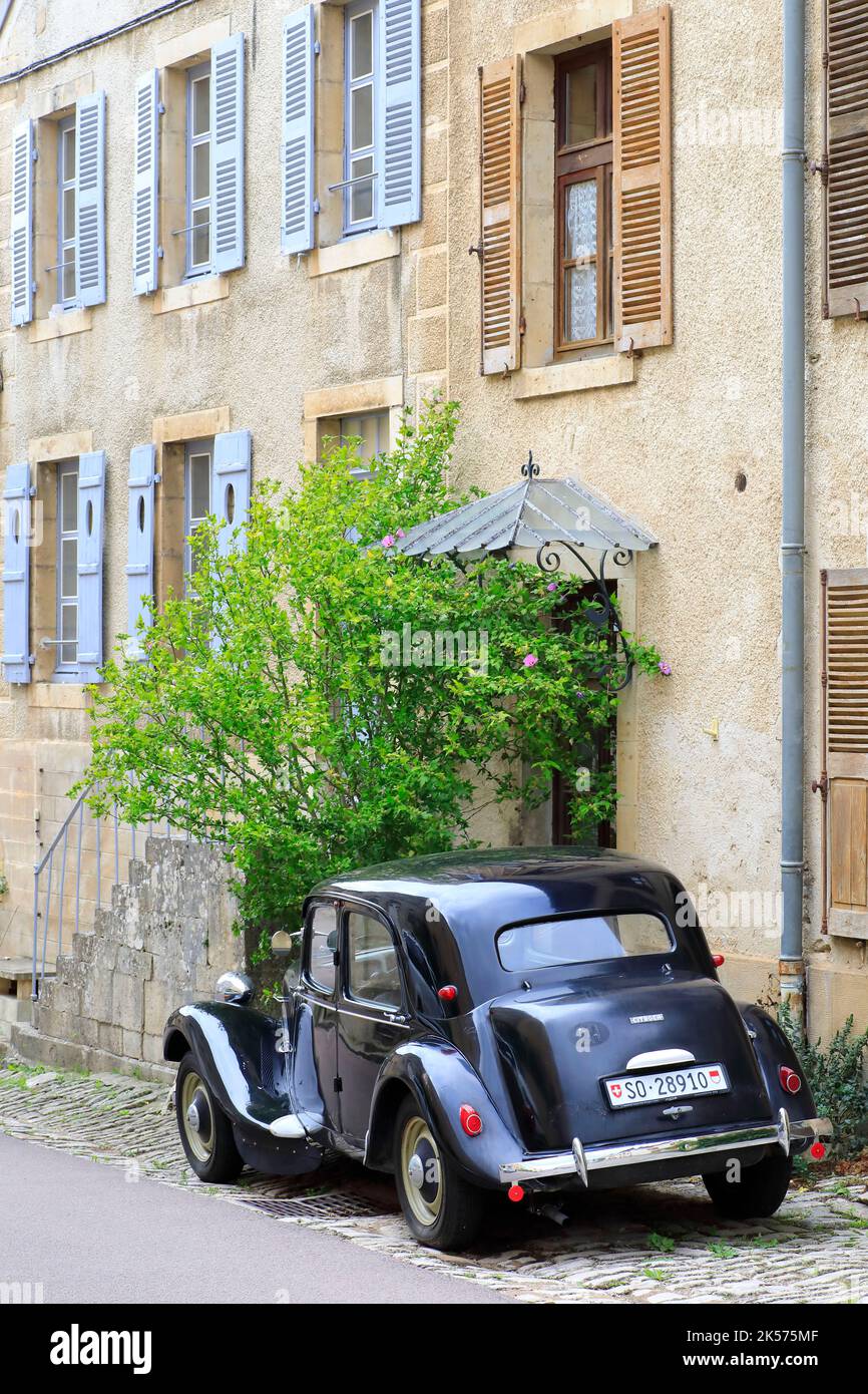 Francia, Cote d'Or, Auxois, Flavigny sur Ozerain (i più bei villaggi di Francia), Citroën Traction Avant nella strada principale Foto Stock