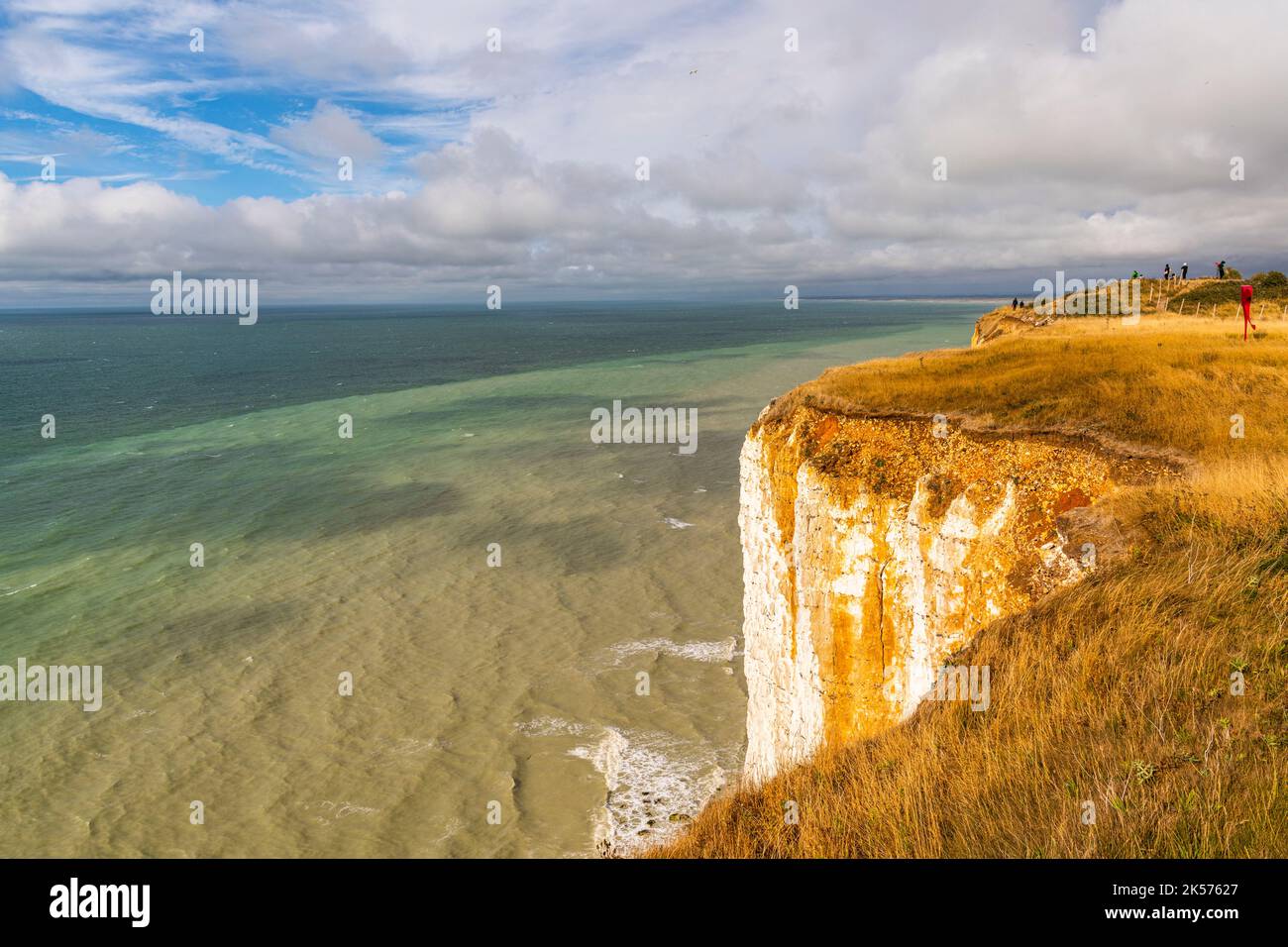 Francia, Somme, Somme Bay, Mers-les-bains, il mare visto dalla scogliera come uno scoglio passa e gradualmente cede il posto al sole, offrendo una magnifica tavolozza di verdi e turchesi sotto un cielo pesante e contrastante trafitto dai fori della luce Foto Stock