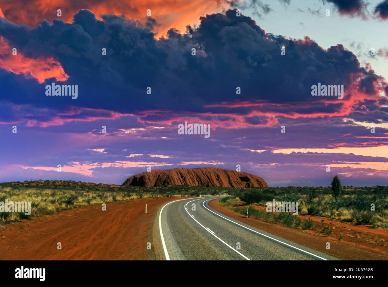 Strada AYERS ROCK ULURU-Kata Tjuta National Park di Territorio del Nord Australia Foto Stock