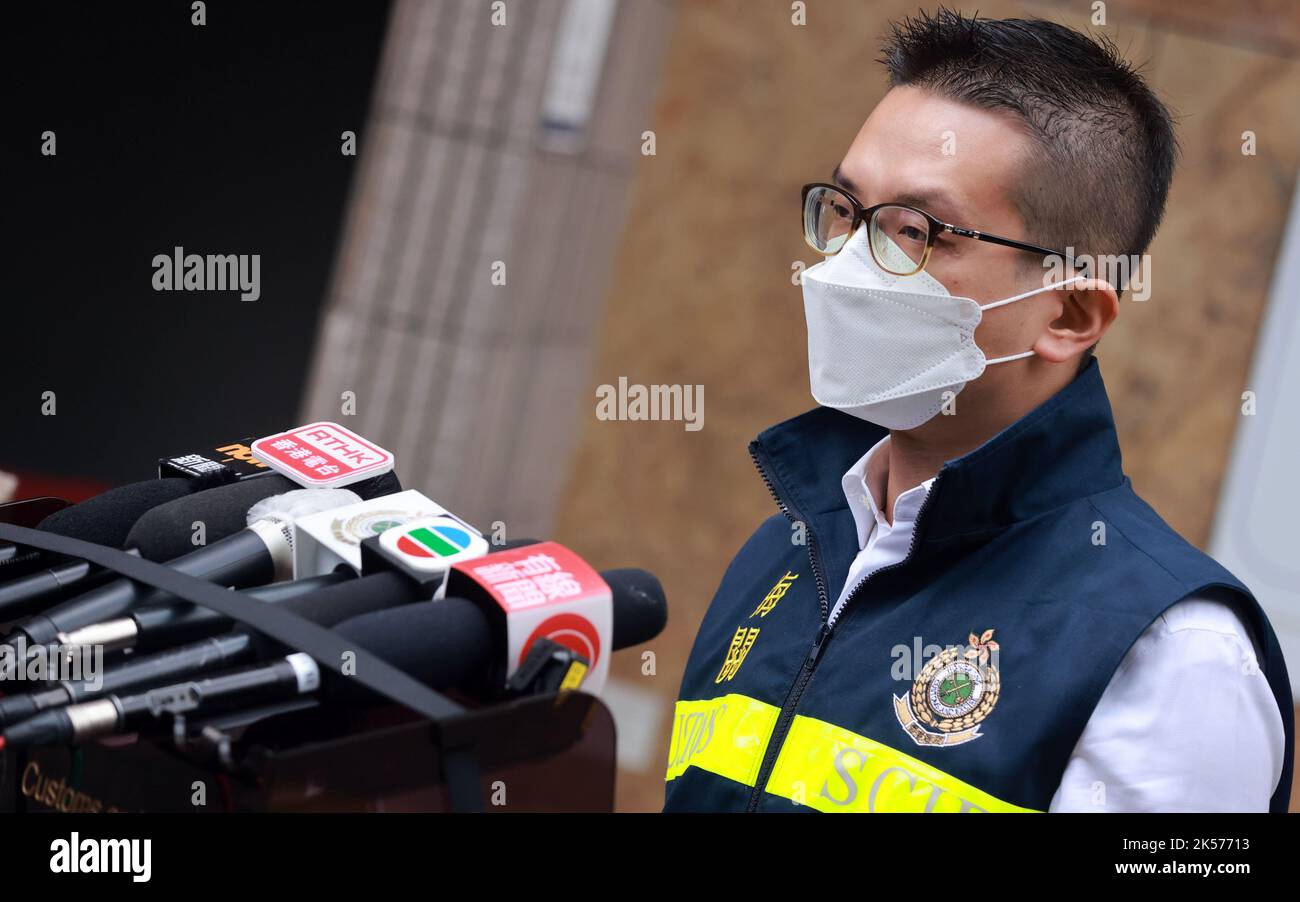 Wong Ching-fu, Syndicate Crimes Investigation Bureau, Divisional Commander (Financial Investigation Division 1 di Hong Kong Customs & Excise Department, tiene un presser in piedi vicino all'entrata del parcheggio di City Point in Wing Tak Street, Tsuen WAN su un ulteriore arresto di sospetti in relazione al caso di contrabbando di biglietti della lotteria Mark 6. 29SEP22. SCMP / TSE di maggio Foto Stock