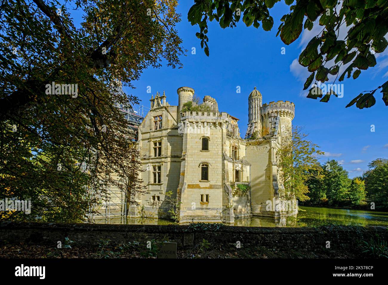 Francia, Vienne, Les Trois-Moutiers, castello di la Mothe-Chandeniers, datato 12 ° secolo, coniglietto in un incendio nel 1932 e mai riparato. Fu successivamente restaurato e aperto al pubblico nel 2021 Foto Stock