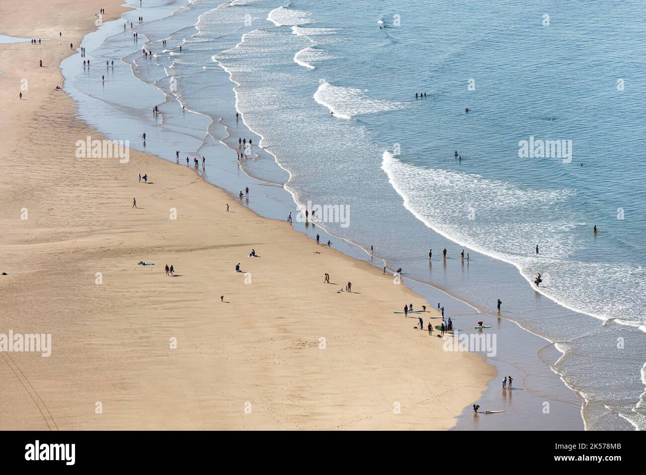 Francia, Vendee, St Gilles Croix de vie, escursionisti e bagnanti sulla Grande Plage con bassa marea (vista aerea) Foto Stock