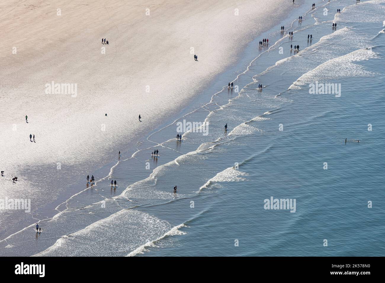 Francia, Vendee, St Jean de Monts, escursionisti e bagnanti sulla spiaggia di les Demoiselles con bassa marea (vista aerea) Foto Stock