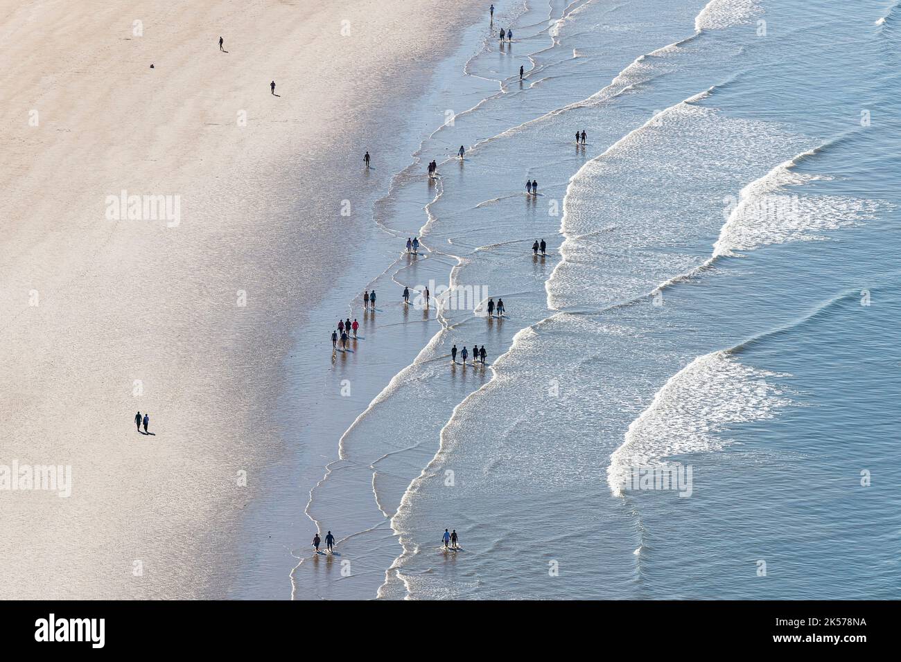 Francia, Vendee, St Jean de Monts, escursionisti sulla spiaggia di les Demoiselles con bassa marea (vista aerea) Foto Stock