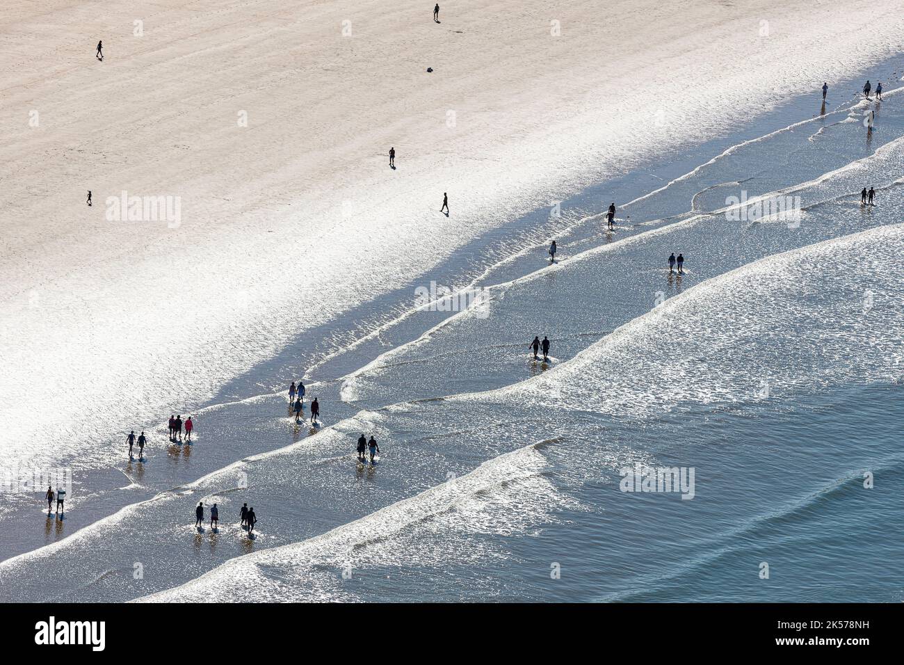 Francia, Vendee, St Jean de Monts, escursionisti sulla spiaggia di les Demoiselles con bassa marea (vista aerea) Foto Stock